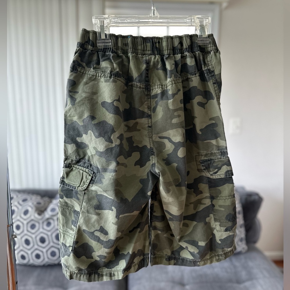 Children’s Place Boys Camo Cargo Shorts  Color Green  Size 14